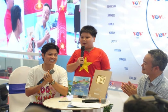 Giao lưu với Nhạc sỹ Nguyễn Văn Chung tại Triển lãm A80