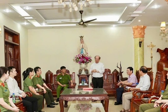 Công an Ninh Bình vận động các tôn giáo treo cờ Tổ quốc dịp Quốc khánh 2/9