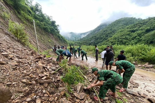 Cán bộ, chiến sĩ Biên phòng Thanh Hóa dọn sạt lở, bảo đảm giao thông an toàn
