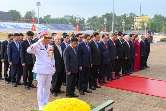 Các đồng chí lãnh đạo Đảng, Nhà nước vào Lăng viếng Chủ tịch Hồ Chí Minh