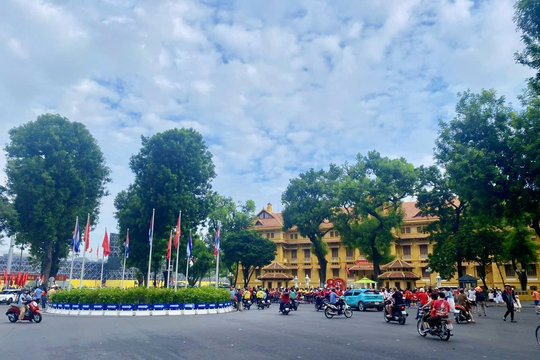 Người dân nô nức ra phố đón mừng ngày Quốc khánh