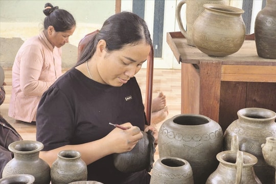 “Thổi hồn” vào gốm truyền thống