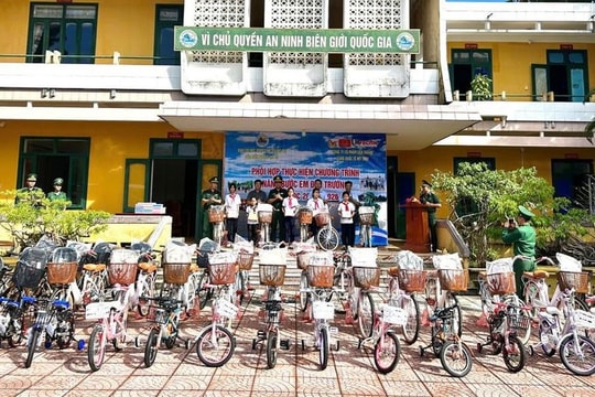 Quảng Trị tặng hàng chục xe đạp cho học sinh vùng biên trước thềm năm học mới