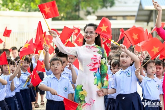 Không nhận hoa tại lễ khai giảng đổi thành quà hỗ trợ cho học sinh vùng khó khăn