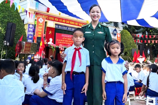 Những “ông bố, bà mẹ” mang quân hàm xanh cùng con trong ngày khai giảng