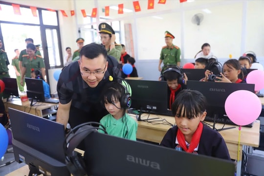 Thêm một “Phòng tin học cho em” được đưa vào điểm trường vùng cao Bình Liêu