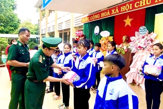 Trao gần 1,6 tỷ đồng Nâng bước em đến trường cho học sinh biên giới Gia Lai