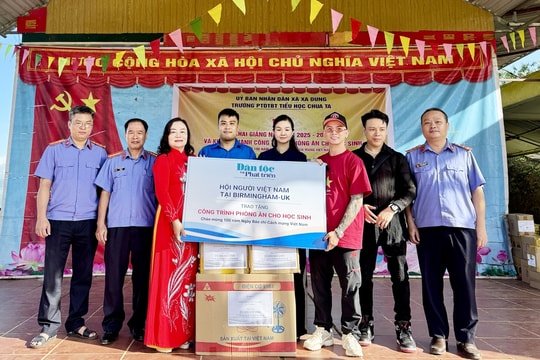 Tại buổi lễ, Nhóm nhạc yêu thương - DJ Tommy đã trao nhiều thùng sách giáo khoa mới cho các em học sinh lớp 3, 4, 5 của Trường PTDT Bán trú Tiểu học Chua Ta, cùng với đó là 10 chiếc quạt cây với tổng