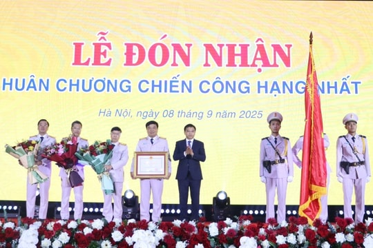 Hải quan Việt Nam đón nhận Huân chương Chiến công hạng Nhất.