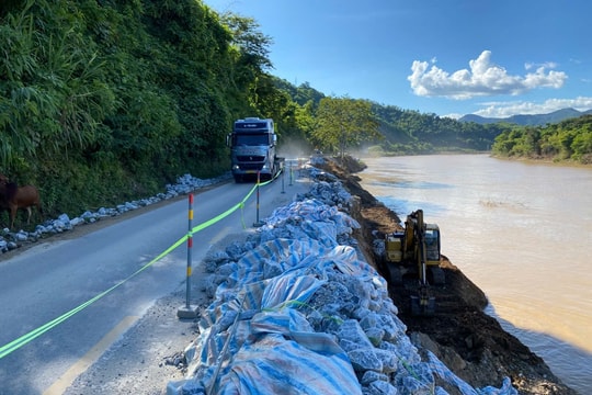 Khẩn cấp “vá” tuyến giao thông huyết mạch lên các xã miền Tây Nghệ An