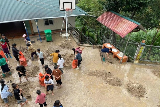 Thầy cô nghẹn ngào nhớ lại khoảnh khắc cơn lũ ập xuống trong đêm
