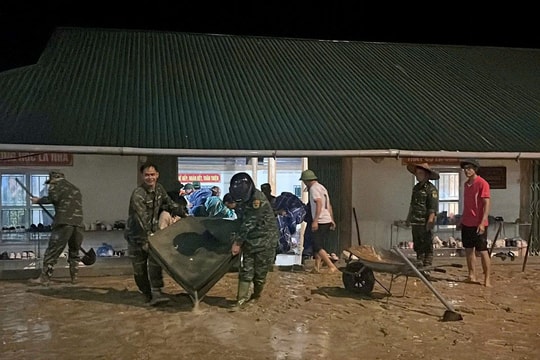 Tuyên Quang: Hàng trăm học sinh được sơ tán khẩn cấp trong đêm do lũ ống