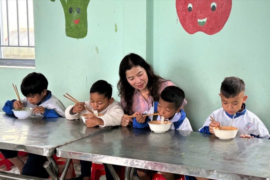 Bữa ăn sáng ấm lòng học sinh nghèo ở vùng cao Tu Mơ Rông