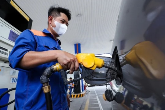Giá xăng giảm nhẹ, dầu tăng từ chiều 11/9