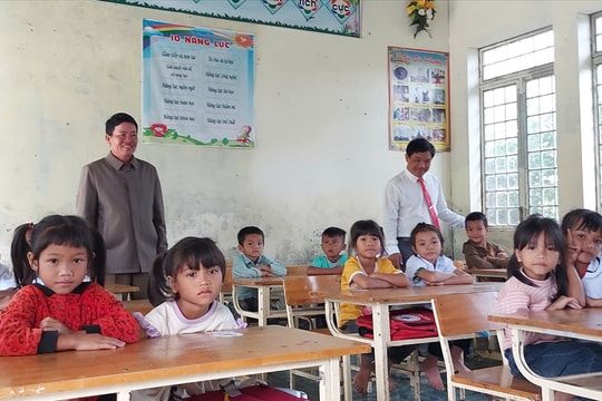 Thắp sáng tương lai cho học sinh vùng đồng bào DTTS Quảng Ngãi