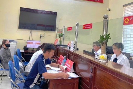 Cán bộ xã vượt cả trăm cây số mỗi ngày thực hiện nhiệm vụ