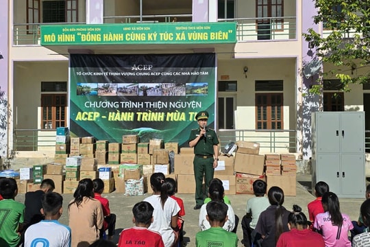 Chương trình “Hành trình mùa Thu” tặng quà cho các học sinh Đan Lai
