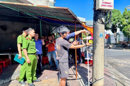 Quảng Ngãi: Công an phường Kon Tum dựng lại hiện trường điều tra vụ việc đốt trụ điện