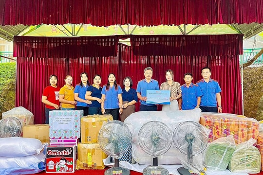 Những món quà ý nghĩa đến với cô trò mầm non Sá Tổng, tỉnh Điện Biên