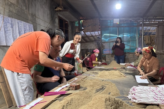 Hương trầm của cô gái dân tộc Thái đất Phủ Quỳ