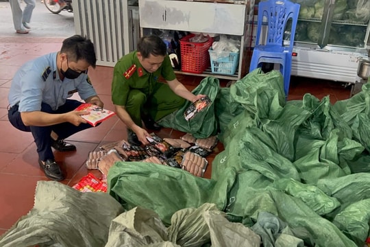 Hà Nội thu giữ gần 1 tấn xúc xích, lạp xưởng không rõ nguồn gốc