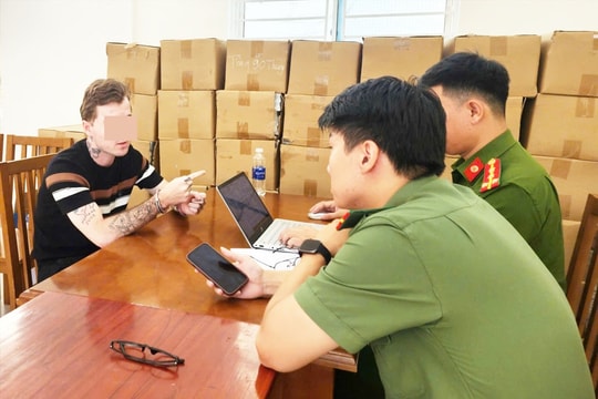 Tạm giữ người đàn ông ngoại quốc dùng súng dằn mặt người khác tại quán Bar