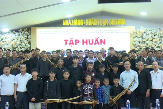 Tập huấn truyền dạy điệu múa khèn Mông trên Cao nguyên trắng