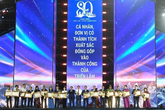 Bộ Dân tộc và Tôn giáo được tặng Bằng khen của Thủ tướng Chính phủ và đạt giải thưởng  “Không gian trưng bày tiêu biểu”