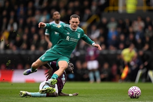 Ngoại hạng Anh: Salah lập công phút bù giờ, Liverpool thắng nghẹt thở Burnley 1-0