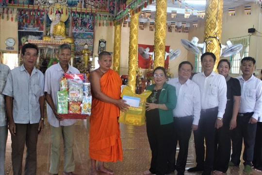 Lãnh đạo thành phố Cần Thơ thăm, tặng quà nhân dịp lễ Sene Dolta của đồng bào Khmer