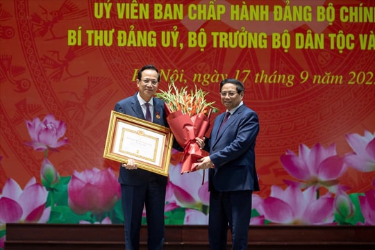 Thủ tướng Chính phủ Phạm Minh Chính: Huy hiệu 40 năm tuổi Đảng là phần thưởng cao quý ghi nhận công lao đóng góp to lớn của Bộ trưởng Đào Ngọc Dung