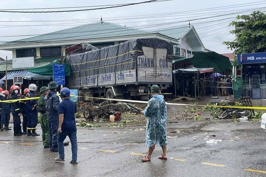 Quảng Trị: Xe tải mất lái lao vào chợ chuối, 6 người thương vong