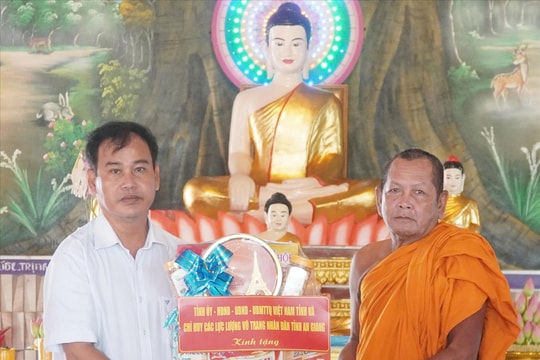 Lãnh đạo Sở Dân tộc và Tôn giáo tỉnh An Giang thăm, tặng quà nhân dịp Lễ Sene Dolta