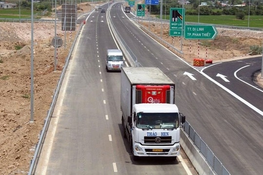 Cấm xe khách trên 29 chỗ và xe tải trên 7,5 tấn đi làn tốc độ cao nhất ở cao tốc