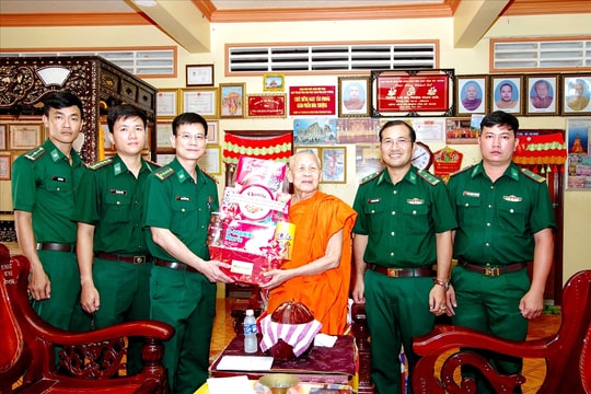BĐBP TP. Cần Thơ thăm, tặng quà các chùa Khmer dịp Lễ Sene Dolta năm 2025