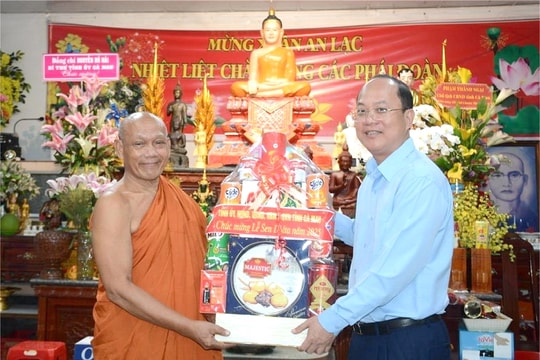 Lãnh đạo tỉnh Cà Mau thăm, tặng quà sư sãi và đồng bào Khmer nhân Lễ Sene Dolta