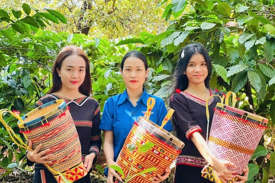 Cô gái Gia Rai lan tỏa tinh thần bảo tồn, phát huy giá trị từ nghề đan lát truyền thống