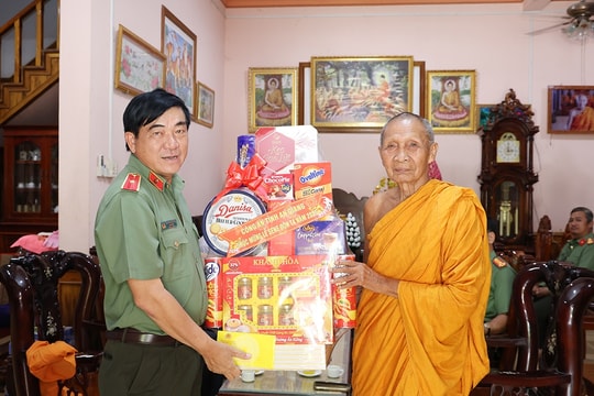 Giám đốc Công an tỉnh An Giang thăm, tặng quà các chùa nhân dịp Lễ Sene Dolta