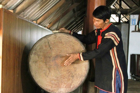 Chiêm ngưỡng “kho báu” văn hóa trong những ngôi nhà dài