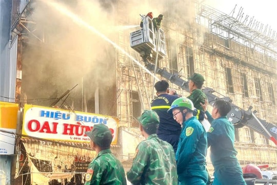 Cháy lớn lúc rạng sáng, thiêu rụi 2 cửa tiệm kinh doanh tại Cà Mau