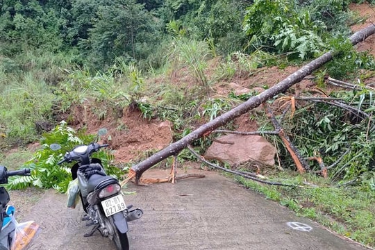 Quảng Ngãi: Mưa lớn, hàng trăm m3 đất đá đổ xuống tỉnh lộ 674
