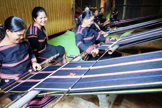 Thổ cẩm - sản phẩm khởi nghiệp hiệu quả của phụ nữ Gia Rai