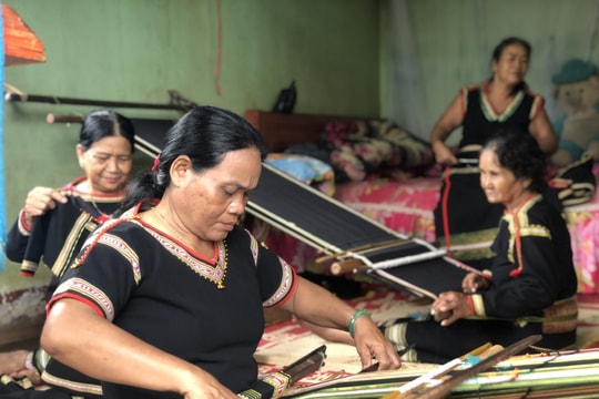 Vượt nghịch cảnh, người phụ nữ Ê Đê khởi nghiệp thành công từ thổ cẩm truyền thống