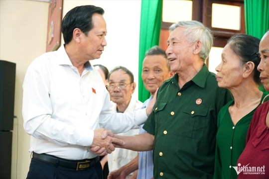 Bộ trưởng Đào Ngọc Dung trao quà cho Người có uy tín, hộ nghèo ở Thanh Hóa