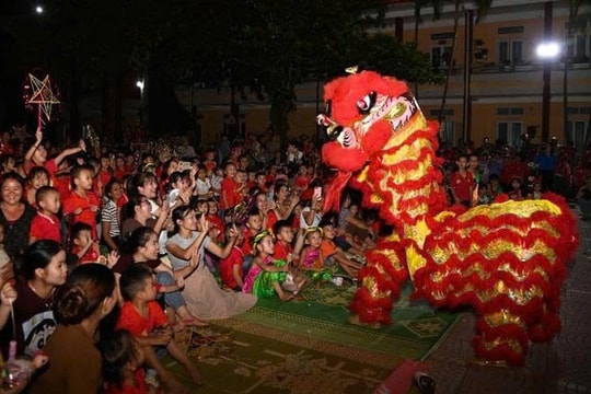 Ấm áp đêm hội trăng rằm nơi biên giới Pa Tần