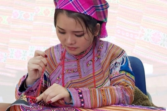 Người kể chuyện văn hóa qua sắc màu thổ cẩm