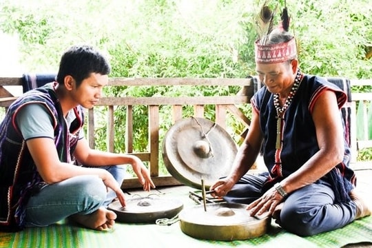 Người có uy tín "tạo dựng hệ sinh thái" văn hóa truyền thống của đồng bào DTTS