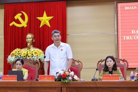 Thứ trưởng Y Vinh Tơr: Cử tri và người dân tiếp tục đồng hành, chia sẻ cùng chính quyền địa phương