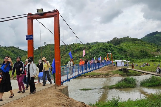 Quảng Ngãi: Đồng bào Gié Triêng phấn khởi khi có cầu treo mới