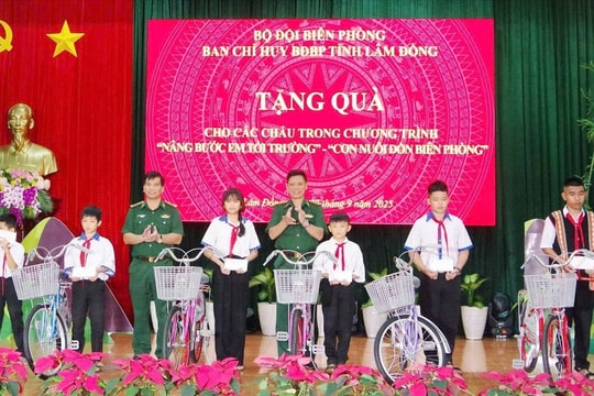 Nhiều phần quà trao tặng cho các hộ dân và học sinh khó khăn khu vực biên giới tỉnh Lâm Đồng